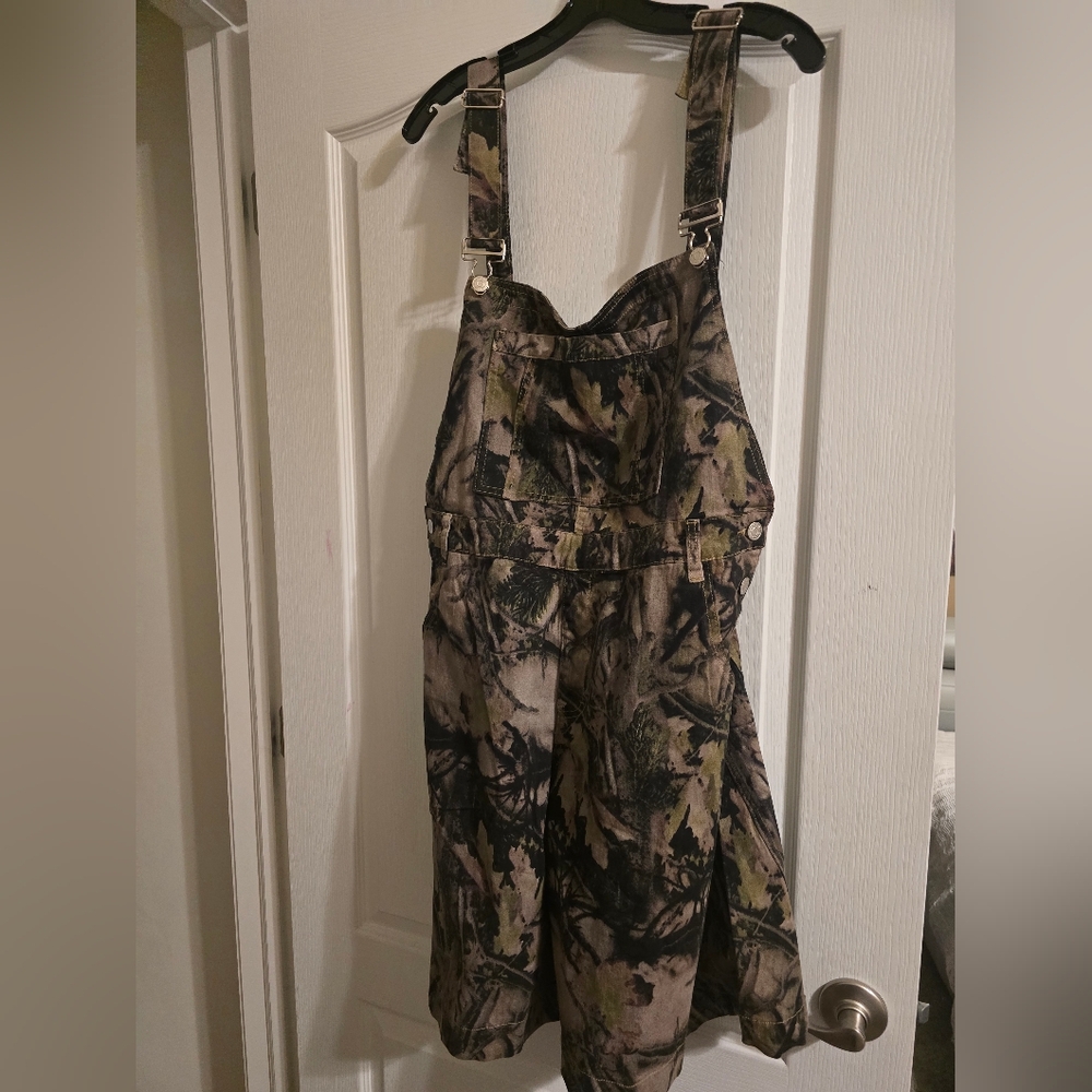Sold Out AKIRA Carmine Oversized Camouflage Overalls Shorts Shortalls SZ LG - Picture 8 of 9